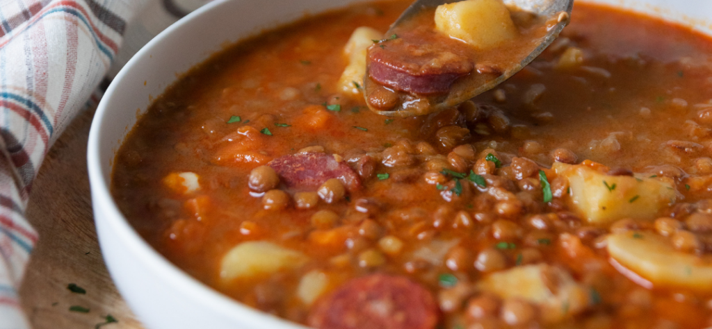 Lentejas guisadas con chorizo: plato reconfortante y lleno de sabor
